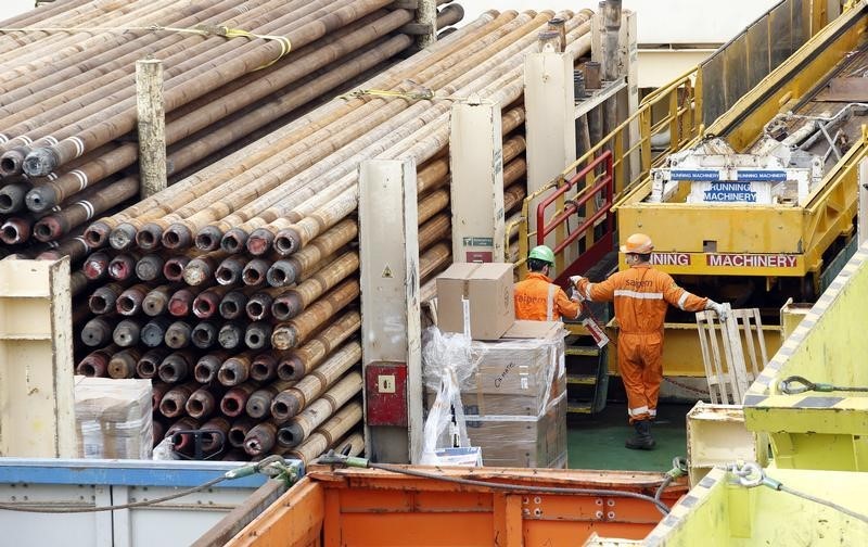 © Reuters. Lavoratori Saipem nel porto di Genova