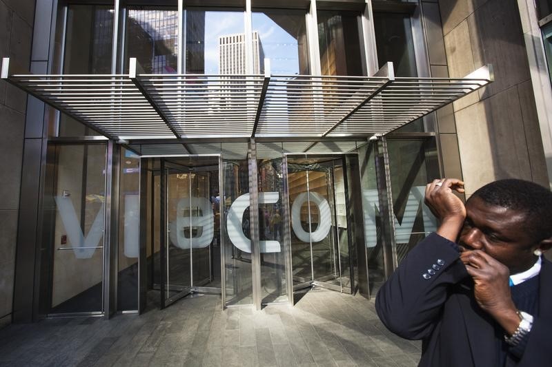 © Reuters. A security guard speaks into a microphone in his sleeve outside the Viacom Inc. headquarters in New York