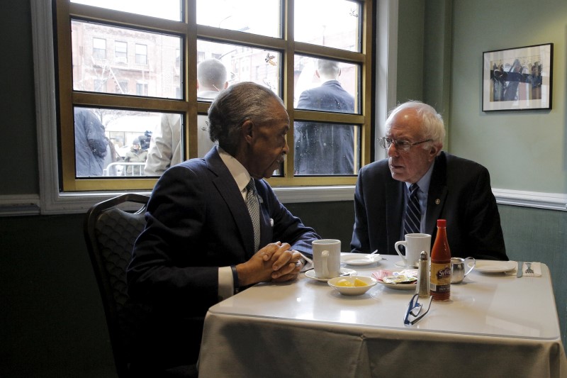 © Reuters. Democratic U.S. presidential candidate Sanders meets with the Rev. Sharpton at Sylvia's Restaurant in the Harlem section of New York