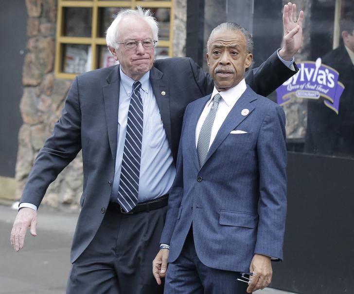 © Reuters. Pré-candidato democrata à Presidência dos EUA Bernie Sanders (esquerda) encontra com o reverando Al Sharpton