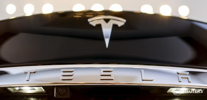 © Reuters. A Tesla logo adorns a 'Model S' car in the dealership in Berlin