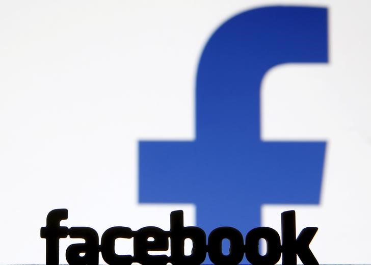 © Reuters. A 3D plastic cut-out of the Facebook logo is seen in this illustration in Zenica