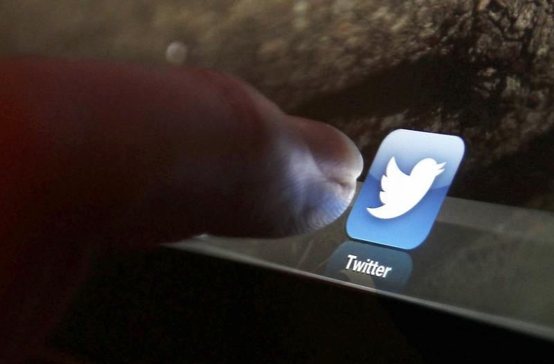 © Reuters. An illustration picture shows the log-on icon for the Website Twitter on an Ipad in Bordeaux