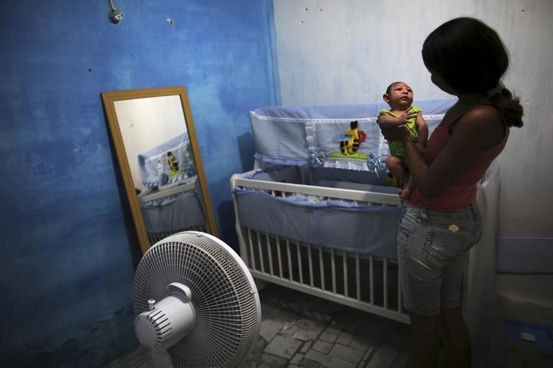 © Reuters. Daniele Santos holds her son Juan Pedro who is 2-months old and born with microcephaly at their house in Recife