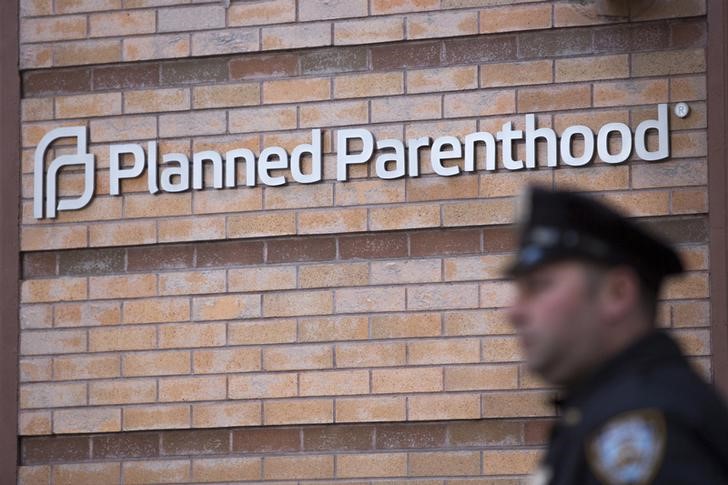 © Reuters. A member of the New York Police Department stands outside a Planned Parenthood clinic in the Manhattan borough of New York