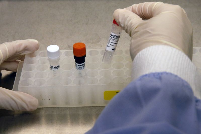 © Reuters. Research Associate, Karen Lee of Agency for Science Technology and Research's (A*STAR) Experimental Therapeutics Centre prepares a reaction mix to be tested with the Zika virus diagnostic test kit at their laboratory in Singapore