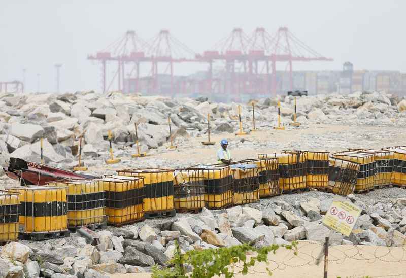 © Reuters. A worker looks on at the Colombo Port City construction site, which is backed by Chinese investment, in Sri Lanka