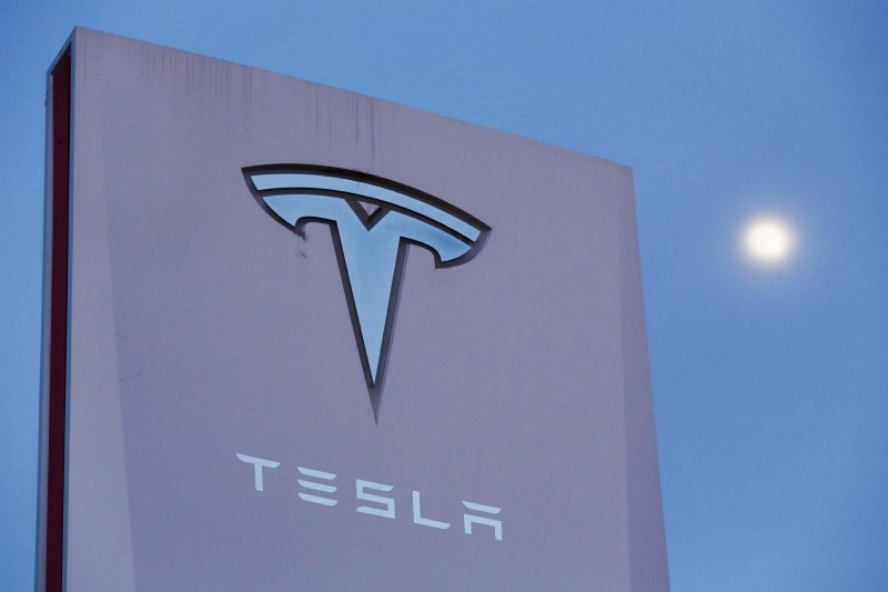 © Reuters. TESLA MOTORS ANNONCE PRÉVOIR UN BÉNÉFICE EN 2016