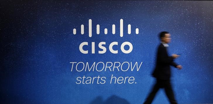© Reuters. Рекламный щит  Cisco на Всемирном мобильном конгрессе в Барселоне