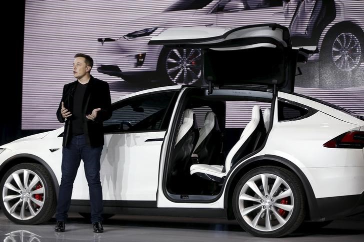 © Reuters. Илон Маск представляет дверь в виде крыла сокола на электромобиле Model X  на презентации во Фримонте