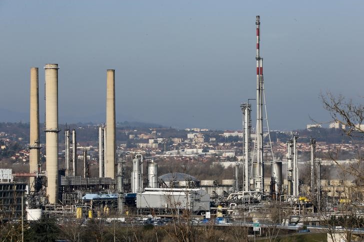 © Reuters. Нефтехимический комплекс Total недалеко от Лиона