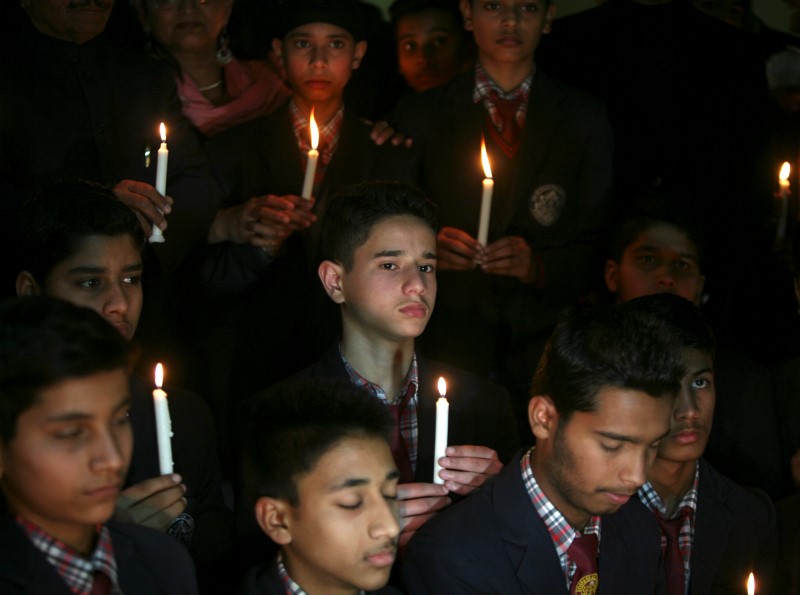 © Reuters. Students take part in a candlelight vigil for the Indian soldiers who died in an avalanche at the Siachen Glacier, in Jammu 