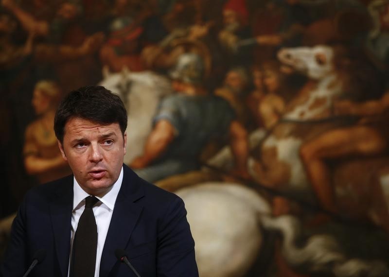 © Reuters. Italian Prime Minister Renzi talks during a joint news conference with Iraqi Prime Minister Haider Al-Abadi at the end of a meeting at Chigi Palace in Rome