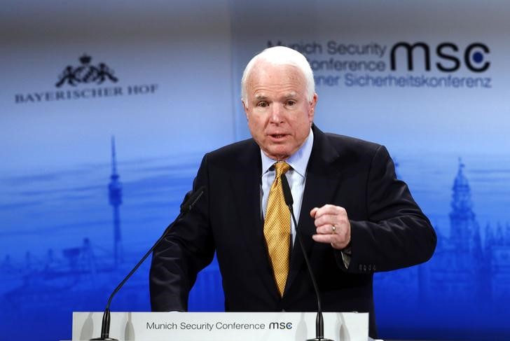 © Reuters. Джон Маккейн выступает на конференции в Мюнхене, посвященной безопасности