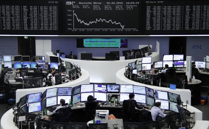 © Reuters. Трейдеры работают на фондовой бирже Франкфурта-на-Майне 