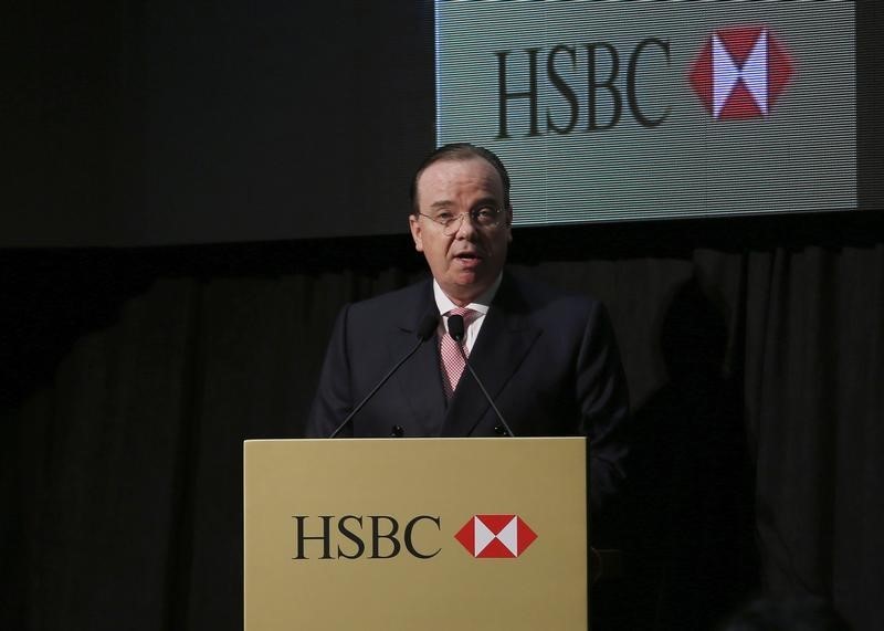 © Reuters. HSBC Group CEO Stuart Gulliver speaks during a ceremony launching a commemorative 150th anniversary banknote in Hong Kong