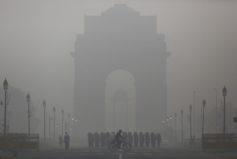 © Reuters. Nueva Delhi planea nuevos límites en el uso del coche para reducir polución 