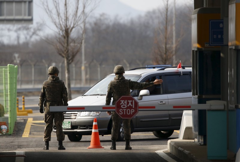 © Reuters. Decisión de Seúl de retirarse de zona industrial es 