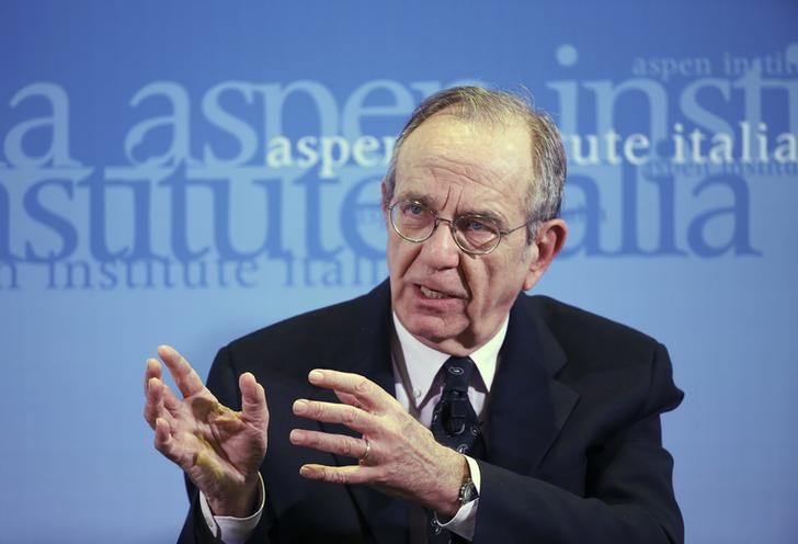 © Reuters. Il ministro dell'Economia Pier Carlo Padoan 