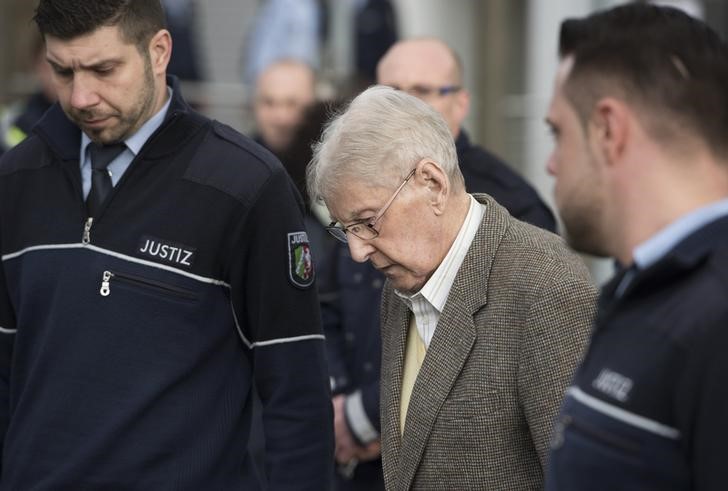 © Reuters. Reinhold Hanning, ex-guarda de Auschwitz de 94 anos, é escoltado após primeiro dia de julgamento em Detmold