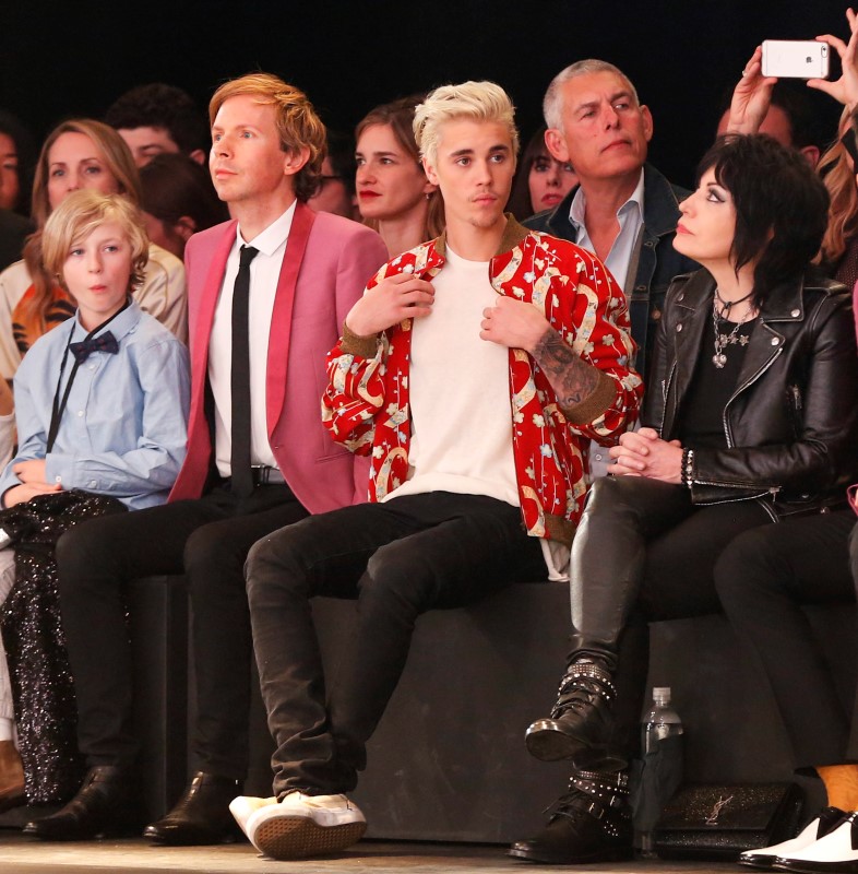 © Reuters. Musicians Beck, Bieber and Jett watch the Saint Laurent fall collection during a fashion show at the Hollywood Palladium in Los Angeles