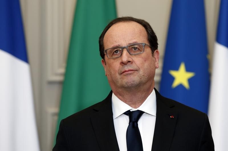 © Reuters. Hollande reestructura su gabinete con la mirada puesta en las elecciones de 2017