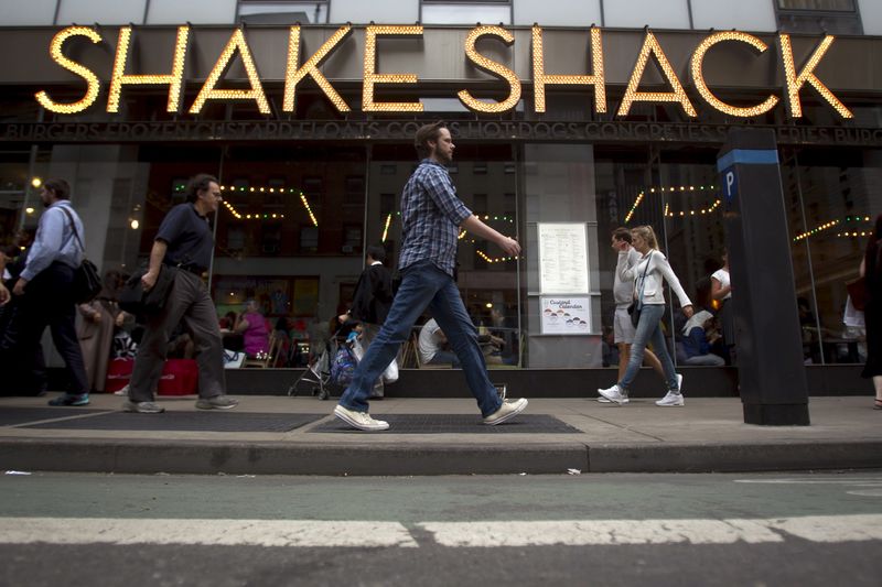 © Reuters. People walk past a Shake Shack restaurant in New York