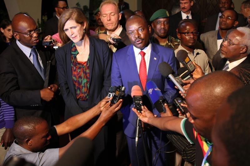 © Reuters. U.S. Ambassador to the United Nations, Samantha Power and Burundian President Pierre Nkurunziza speak to the press in Gitega, Burundi