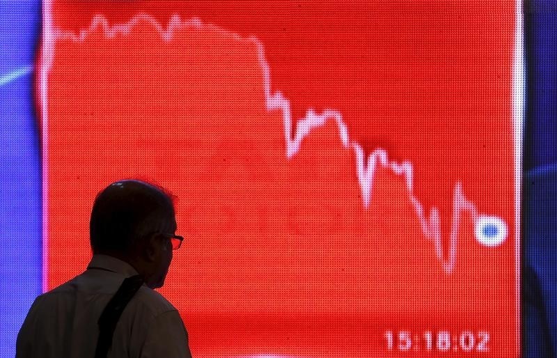 © Reuters. A man looks at a screen displaying news of markets update inside the Bombay Stock Exchange (BSE) building in Mumbai