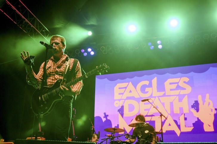 © Reuters. Jesse Hughes, da banda Eagles of Death Metal, durante show em Los Angeles 