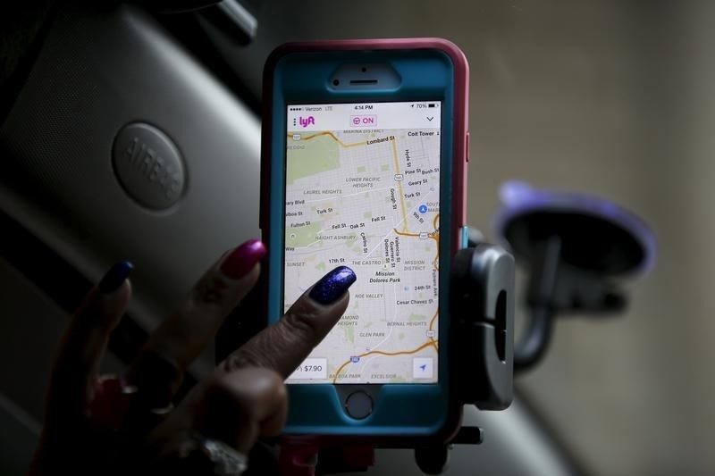 © Reuters. Maya Jackson a Lyft driver navigates a Lyft app on a smartphone during a photo opportunity in San Francisco