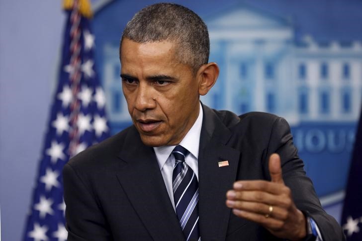 © Reuters. U.S. President Obama answers a reporter's question after delivering a statement on the economy in the press briefing room at the White House in Washington