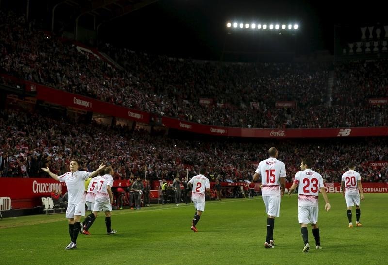 © Reuters. أشبيلية يتأهل لمواجهة برشلونة في نهائي كأس ملك اسبانيا