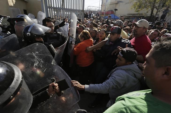 © Reuters. Familiares de presos e policiais entram em confronto na entrada da prisão Topo Chico em Monterrey