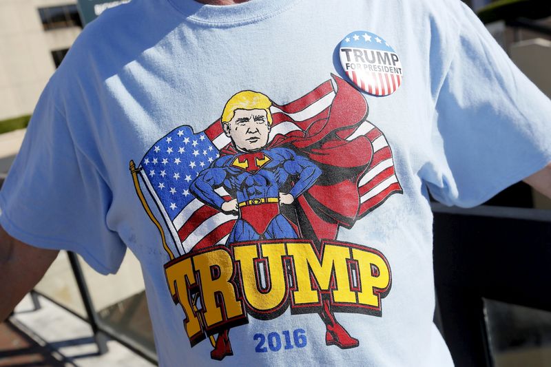 © Reuters. A supporter of Republican U.S. presidential candidate Trump wears a t-shirt before his rally in Baton Rouge