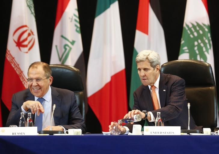 © Reuters. Kerry e Lavrov participam de reunião sobre Síria em Munique 