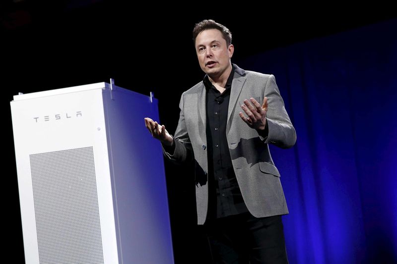 © Reuters. File photo of Tesla Motors CEO Elon Musk revealing a Tesla Energy battery for businesses and utility companies during an event in Hawthorne, California