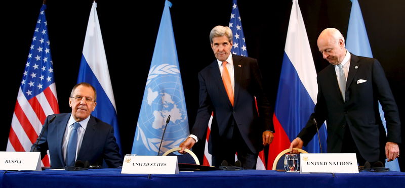 © Reuters. Il ministro russo Sergei Lavrov, il segretario di Stato Usa John Kerry e l'inviato Onu per la Siria Staffan de Mistura 