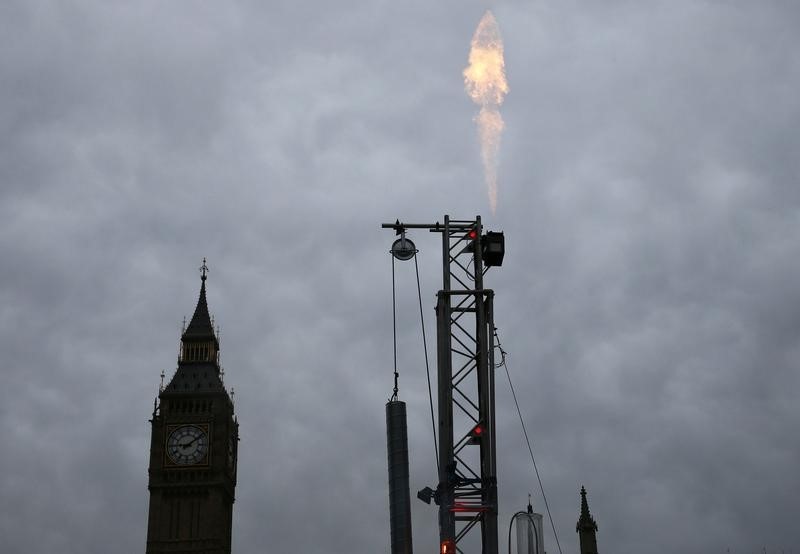 © Reuters. A fracking rig flares gas during an anti-fracking protest by Greenpeace activists outside the Houses of Parliament in London