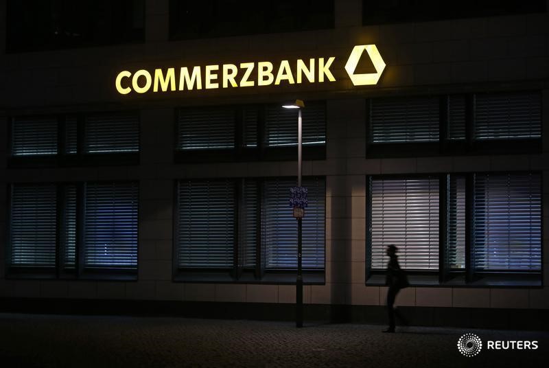 © Reuters. Las bolsas europeas rebotan impulsadas por bancos y materias primas