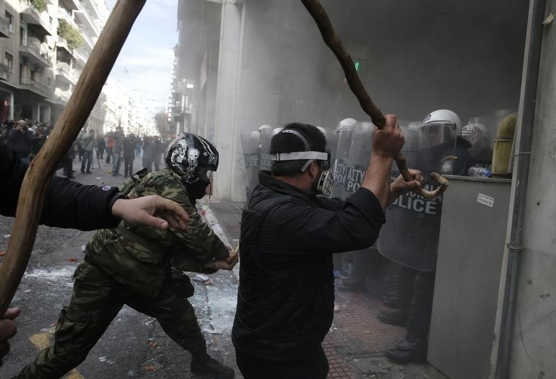 © Reuters. شرطة اليونان تطلق الغاز المسيل للدموع لتفرق مزارعين غاضبين في أثينا