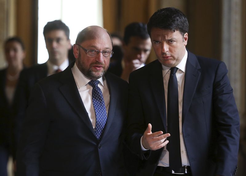 © Reuters. Italian Prime Minister Mateo Renzi chats with EU Parliament President Martin Schulz during a meeting at Chigi Palaca in Rome