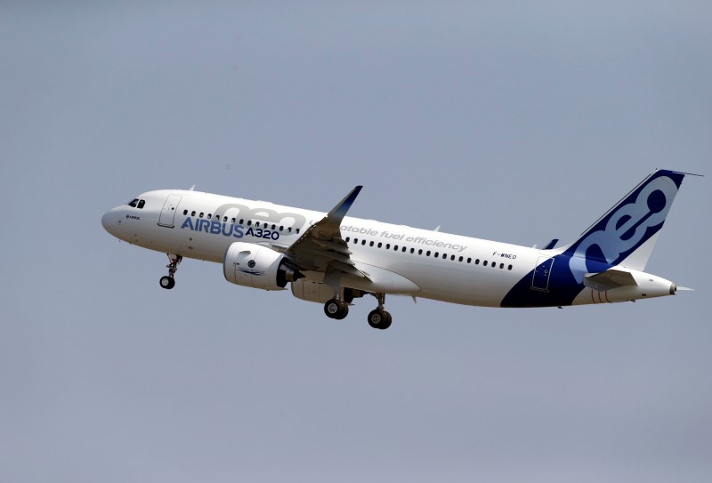 © Reuters. The Airbus A320neo takes off during its first flight event in Colomiers near Toulouse, southwestern France