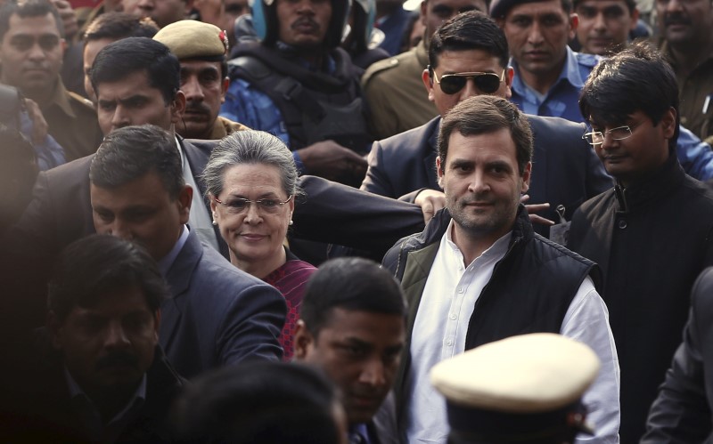 © Reuters. Sonia Gandhi and Rahul Gandhi arrive at a court in New Delhi