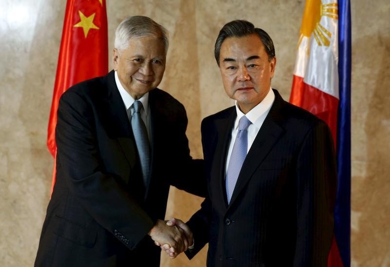 © Reuters. الفلبين ستنظر في إجراء محادثات مع الصين إذا ربحت التحكيم في نزاع حدودي