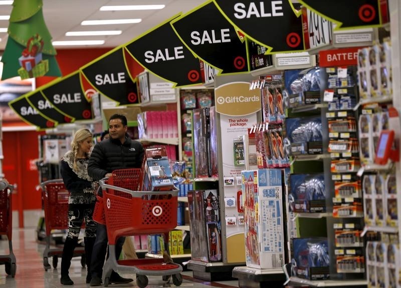 © Reuters. Shoppers take part in Black Friday Shopping at a Target store in Chicago