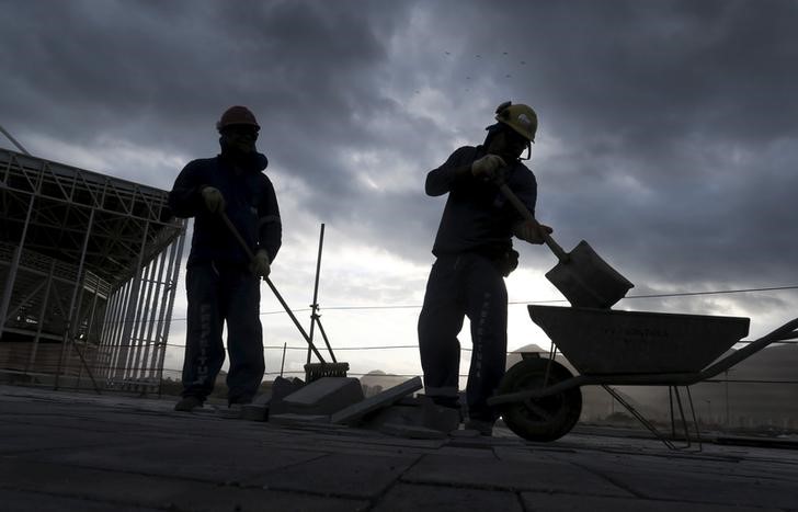 © Reuters. Trabalhadores das obras do Parque Olímpico do Rio de Janeiro