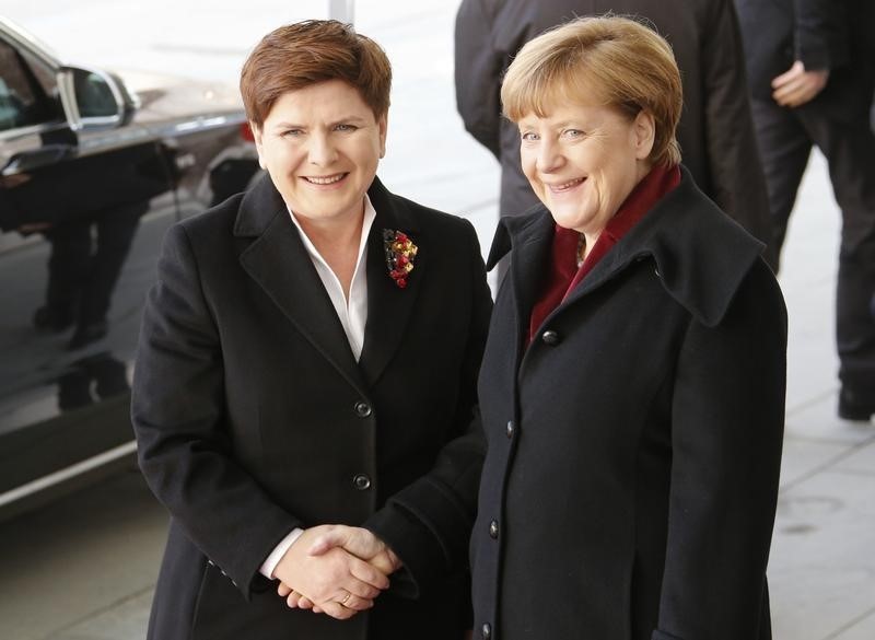 © Reuters. ميركل: ألمانيا وبولندا تريدان بقاء بريطانيا في الاتحاد الأوروبي