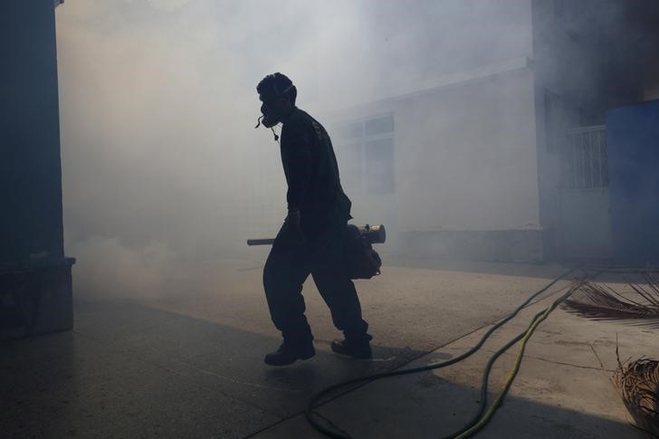 © Reuters. Funcionário fumiga escola para ajudar a combater o Zika vírus em Caracas