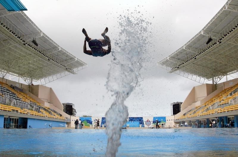 © Reuters. Atleta salta no parque aquático Maria Lenk